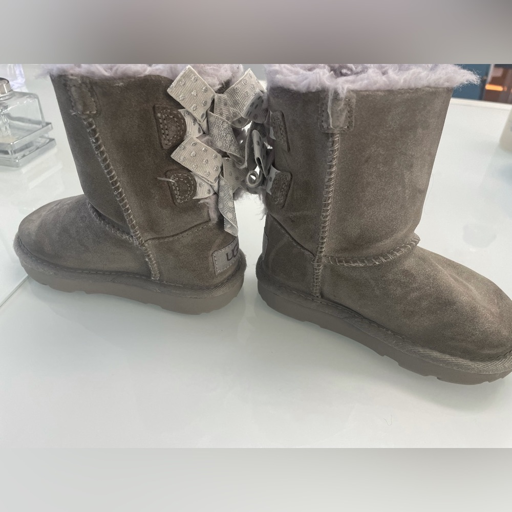 Children’s UGG Bailey bow girls boots medium grey poko dot bow size 6